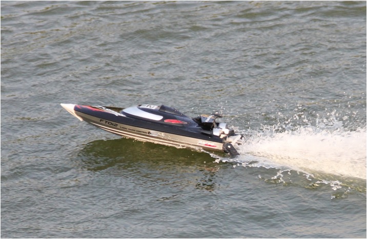 2.4G Brushless R/C Racing Boat